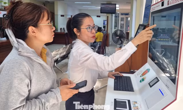 Người dân Đà Nẵng làm thủ tục 'vèo vèo' từ kiosk thông minh