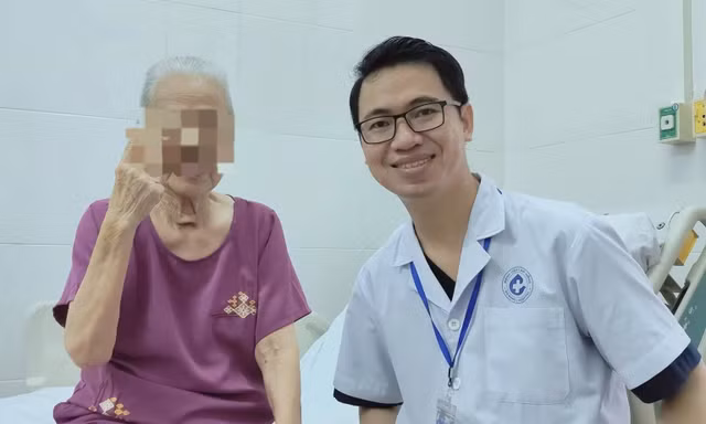 Dằm tre đâm vào tay, cụ bà rơi vào nguy kịch