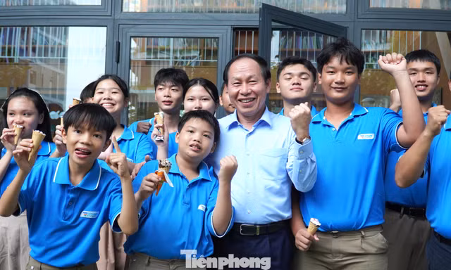 Phó Thủ tướng nói với học sinh trường Hy Vọng: Qua giông bão, chúng ta sẽ mạnh mẽ hơn!