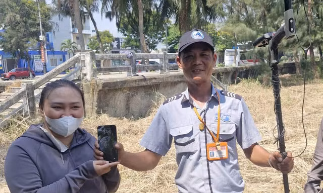 Tìm được điện thoại vùi suốt 5 ngày ở biển Đà Nẵng