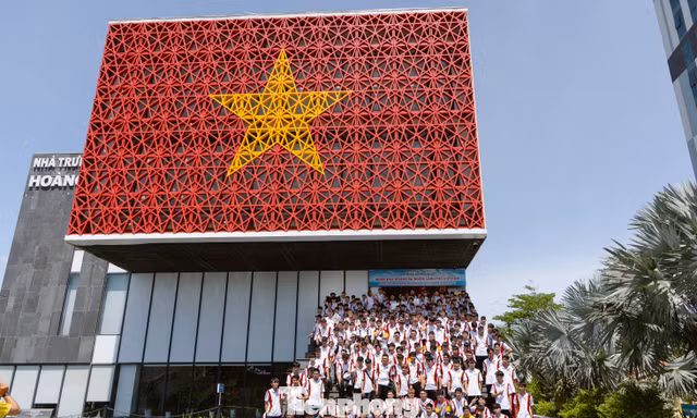 Tết Độc lập, bạn trẻ Đà Nẵng đổ về nơi lưu dấu chủ quyền biển đảo