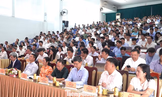 Lãnh đạo Sở vắng họp thi Tốt nghiệp THPT, Thứ trưởng Bộ GD&ĐT yêu cầu giải trình ngay 