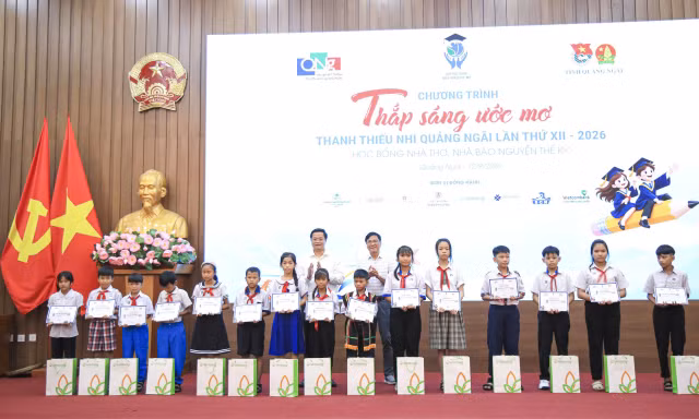 Quảng Ngãi trao 150 suất học bổng “Thắp sáng ước mơ”