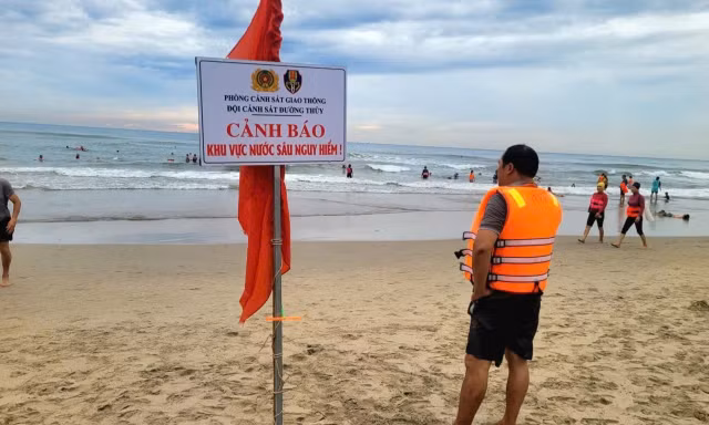 Một ngày 4 lần cứu người bị sóng cuốn xa bờ ở biển Mỹ Khê