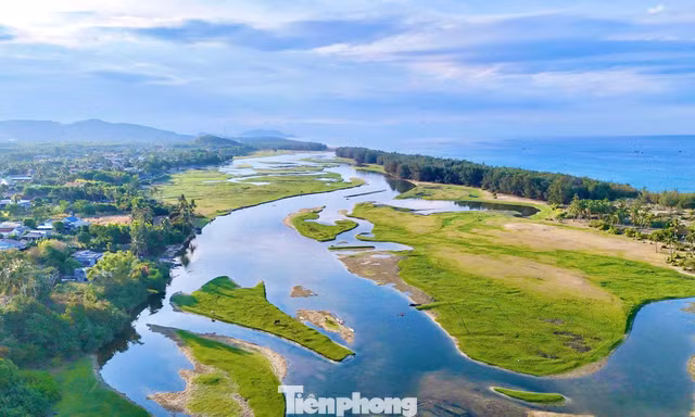 Sững sờ đầm nước ngọt ngay bờ biển Sa Huỳnh 