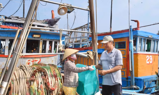 Những chuyến tàu mang rác về bờ