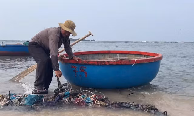 Hơn 10 năm lặng lẽ nhặt rác ở làng biển Gành Cả