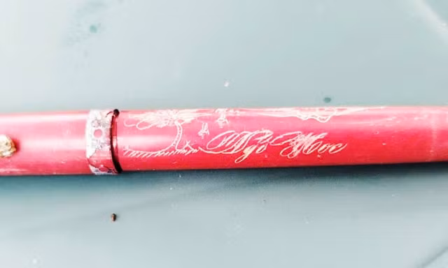 Phát hiện cây bút khắc tên 'Ngô Học' trong mộ liệt sĩ 