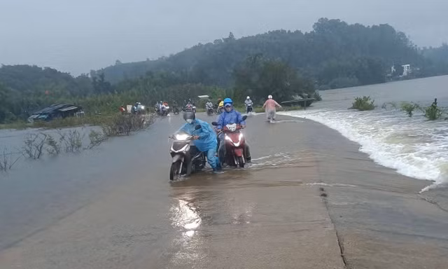 Mưa lớn gây ngập cục bộ nhiều khu dân cư ở Quảng Ngãi