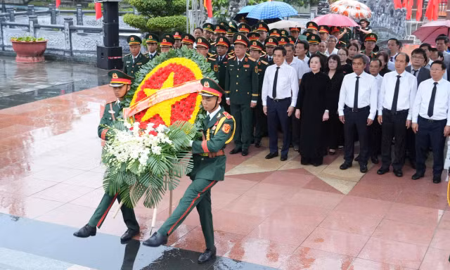 Phó thủ tướng Phạm Thị Thanh Trà thắp hương tại vị trí khai quật, tìm kiếm hài cốt liệt sĩ.