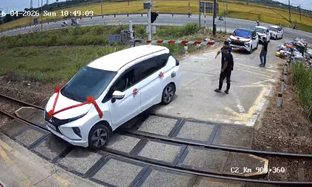Xe đám cưới liều vượt gác chắn, mắc kẹt trên đường ray rồi thoát nạn trong gang tấc