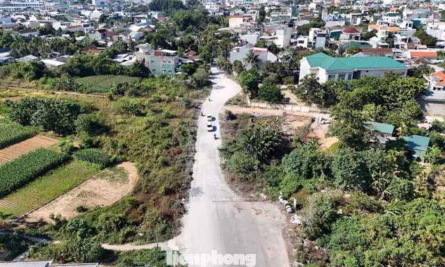 Đoạn đường gần 900 m nhưng thi công dang dở suốt một thập kỷ qua