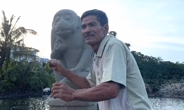 Người giao nộp tượng thần khỉ ở Quảng Ngãi vừa được thưởng tiền, vừa nhận bằng khen
