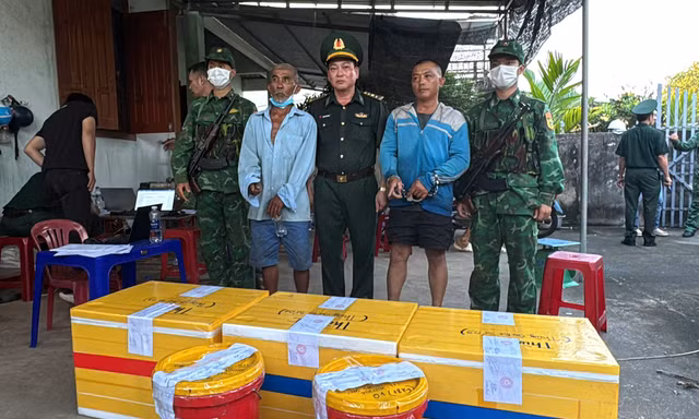 Bắt giữ 3 đối tượng cùng hàng trăm kg thuốc và hơn 10.000 kíp nổ