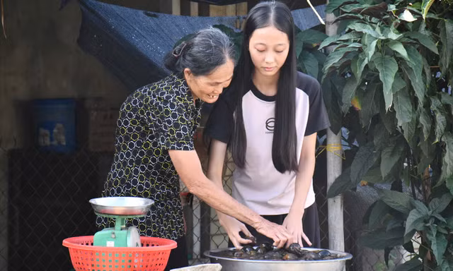 Cô bé mồ côi lớn lên từ những rổ ốc bươu, trở thành thủ khoa đại học