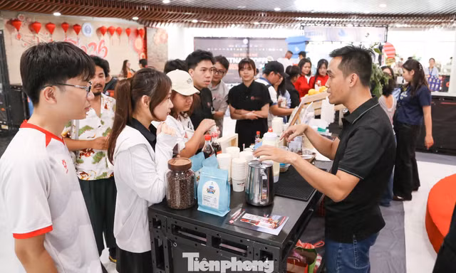 Gen Z Đà Nẵng trải nghiệm cà phê mắm, cà phê sâm…