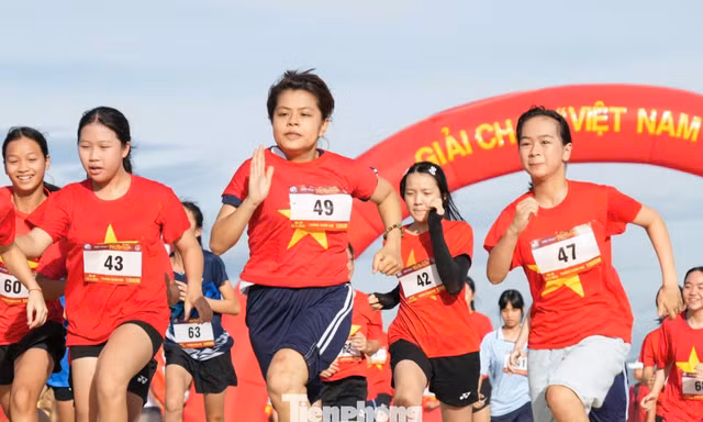 Bạn trẻ Đà Nẵng 'phủ đỏ' đường chạy 'Việt Nam tôi đó'
