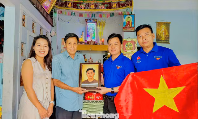 Món quà đặc biệt dành cho gia đình liệt sĩ dịp Tết Độc lập