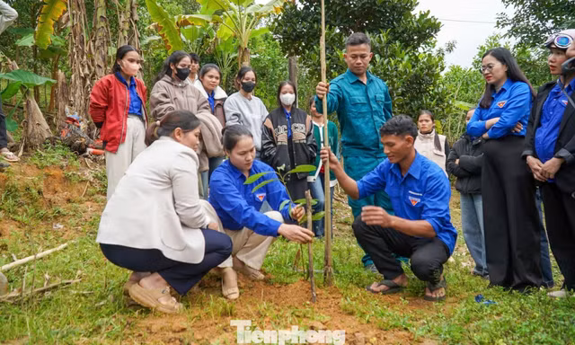 Trí thức trẻ trao “cần câu” cho thanh niên miền núi