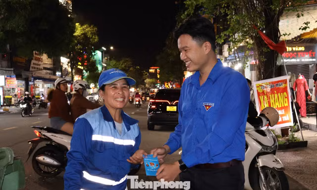 Món quà bất ngờ gửi tới công nhân môi trường đêm Giao thừa
