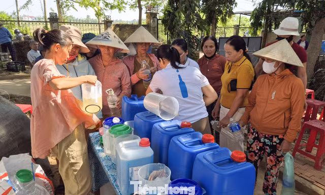 Mang rác... đi chợ mua hàng ở Hội An