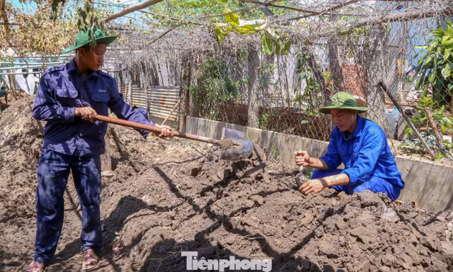 Bóc tách từng lớp đất tìm dấu vết liệt sĩ hy sinh trong hầm