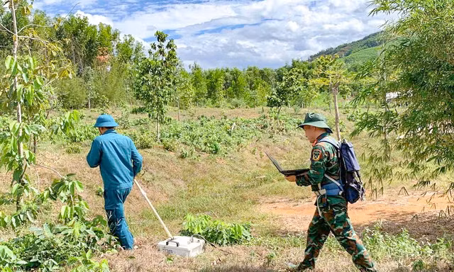 Radar xuyên đất dò tìm hố chôn liệt sĩ trên đồi Xuân Sơn