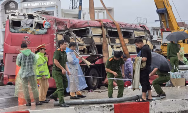 Nạn nhân vụ va chạm khiến xe khách lật ngang xuống đường đã tử vong