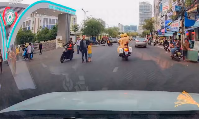 CSGT Gia Lai dẫn đường đưa nạn nhân đứt lìa cánh tay đi cấp cứu