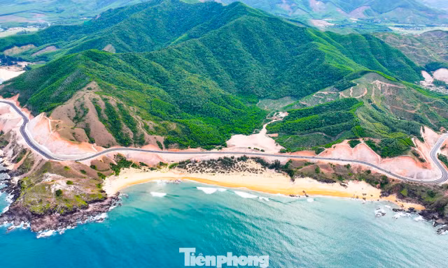 Cận cảnh cung đường đèo như dải lụa uốn lượn giữa núi và biển Gia Lai