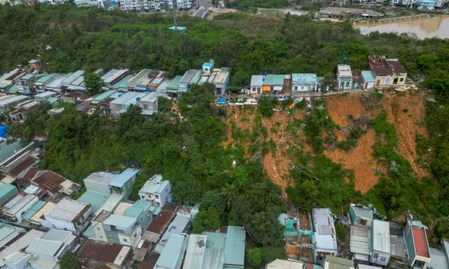 Những mái nhà chênh vênh bên sườn núi trước mùa mưa bão