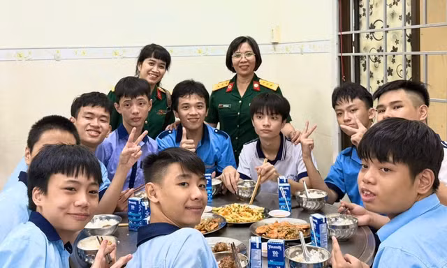 Bữa cơm ấm áp nghĩa tình tại Trường Chuyên biệt Hy Vọng.