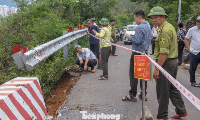 Kiểm tra tuyến đường sạt lở, nguy hiểm rình rập ngay trên khu dân cư