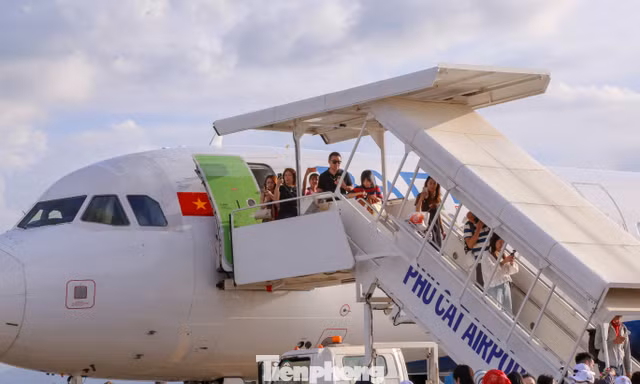 Chuyến bay đầu tiên hạ cánh xuống đường băng mới hơn 3.200 tỷ tại Phù Cát 