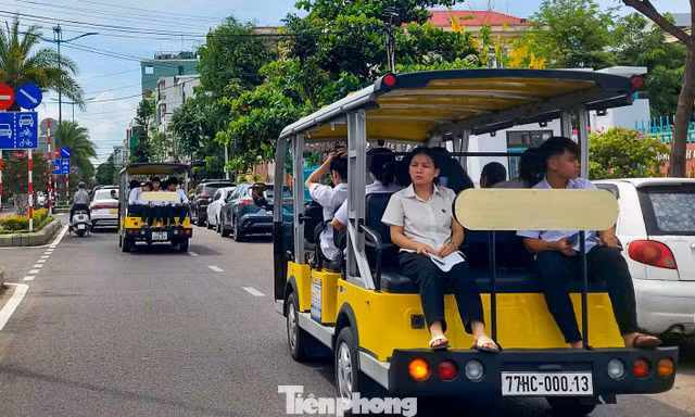 Nhà trường đặt xe điện du lịch đưa đón học sinh đi thi tốt nghiệp