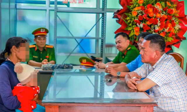 Người phụ nữ bế con riêng của người tình ăn xin trên phố