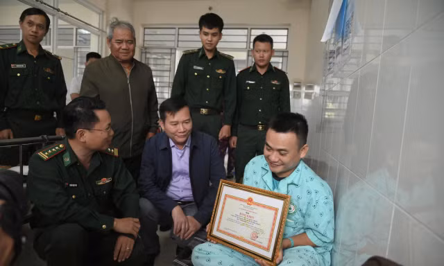 Thiếu tá Biên phòng rách chân vẫn bơi ngược dòng cứu dân giữa mưa lũ