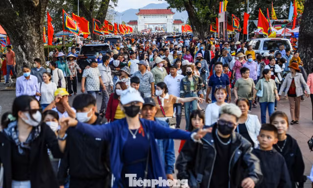 Hàng vạn người đổ về quê hương anh hùng áo vải, sống lại hào khí Ngọc Hồi - Đống Đa 