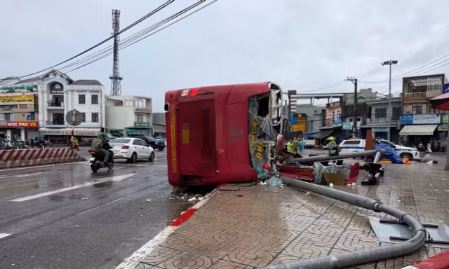 Hiện trường xe khách giường nằm lật sau va chạm