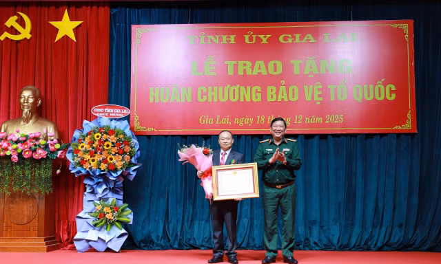 Bí thư Tỉnh ủy Gia Lai được trao tặng Huân chương Bảo vệ Tổ quốc hạng Ba