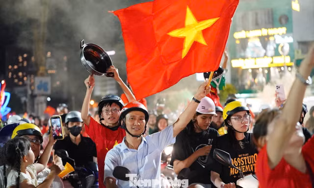 Người hâm mộ phố biển Quy Nhơn không ngủ ăn mừng chiến thắng của tuyển Việt Nam