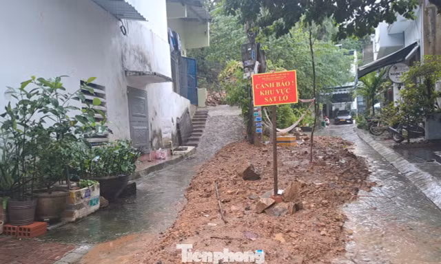 Đất đá bất ngờ sạt tràn xuống khu dân cư trong đêm