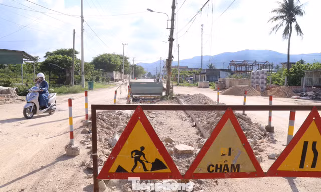 Đường hơn 3km thi công 3 năm vẫn dang dở, người dân khổ sở đi lại