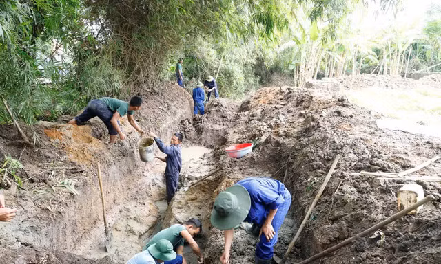Các lực lượng tìm kiếm, quy tập hài cốt liệt sĩ tại khu vực vườn nhà người dân ở tổ dân phố Lộc Thuận (phường An Nhơn Bắc).