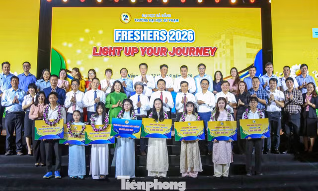 Hơn 1,4 tỷ đồng học bổng đồng hành cùng sinh viên 