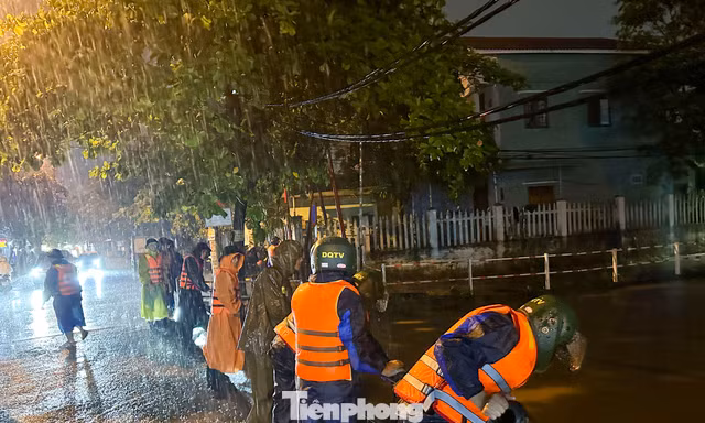 Đà Nẵng: Ngập sâu do mưa lớn, lực lượng chức năng khẩn cấp di dời dân trong đêm
