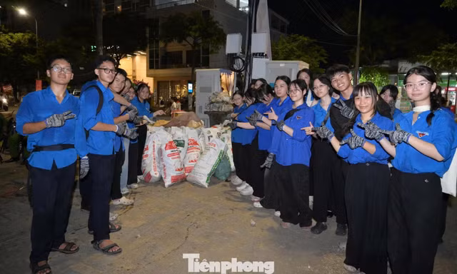 Bạn trẻ Đà Nẵng khép lại đêm hội pháo hoa bằng những hành động đẹp