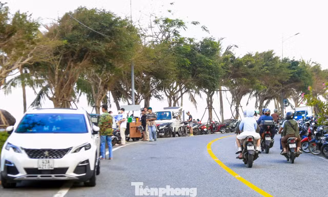 Đà Nẵng ra quân dẹp hàng rong 'bủa vây' đường lên Sơn Trà