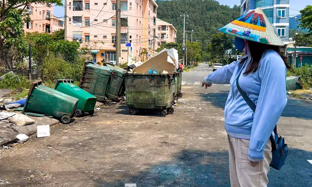 Rác thải tràn lan trên nhiều tuyến đường ven biển Sơn Trà
