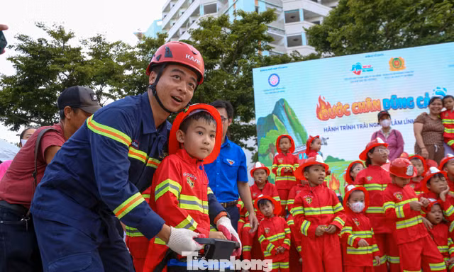 Bạn nhỏ ung thư hào hứng làm lính cứu hỏa